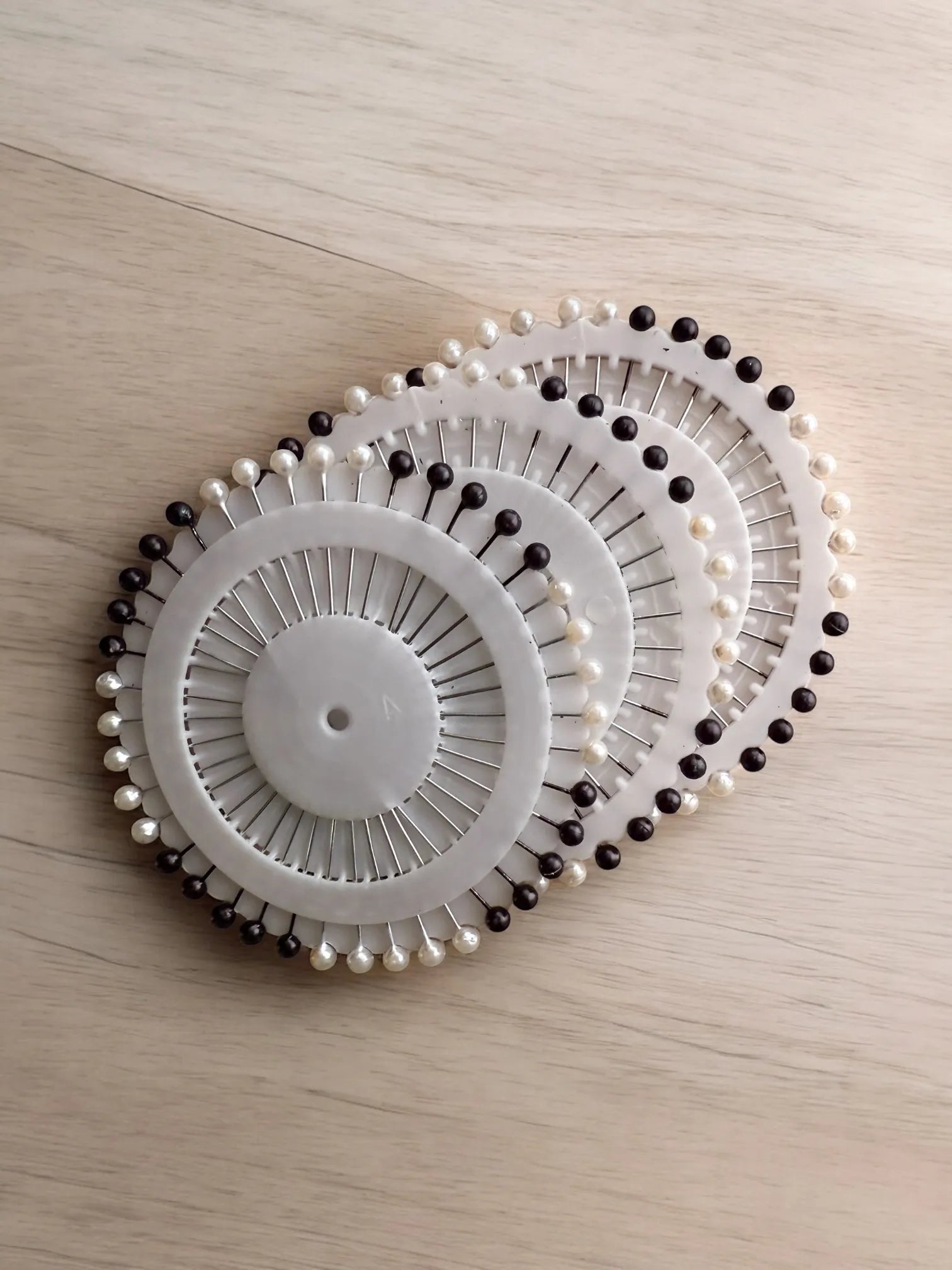 Hijab Pin Wheel - Black & White
